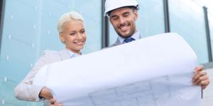 Sicherheitstechnik Oldenburg Planung und Beratung Architektin und Fachplaner mit Plan