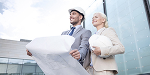 brandschutz Architektin und Fachplaner mit Plan