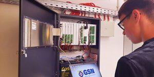 Bild_Systemtechniker-fuer-Gefahrenmeldeanlagen-529×264 20 Jahre Gebäudesicherheit Nord GmbH Logo