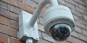 Foto einer Videokamera an einer Hauswand